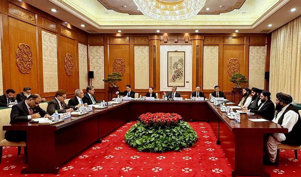 تقویت روابط با پاکستان و چین
سه کشور همسایه در حوزه های سیاسی، اقتصادی و تجاری فرصتهای کافی در اختیار دارند. هرسه کشور میتوانند در توسعه روابط سیاسی، تجارت کالا، خدمات و دانش فنی، منابع معدنی، افزایش حجم مبادلات اقتصادی، پروژه های زیرساختی و همکاریهای امنیتی گام های قوی بردارند.