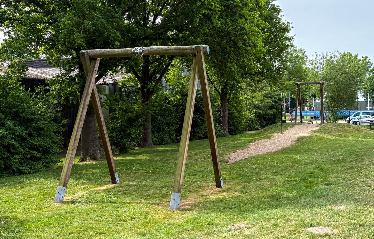 De #kabelbaan bij De Vinken wordt deze week nog weggehaald. Uit een recente #inspectie is namelijk naar voren gekomen dat enkele staanders aan het rotten zijn, wat de #veiligheid in gevaar brengt. ➡️ bunschoten.nl/weghalen-kabel…