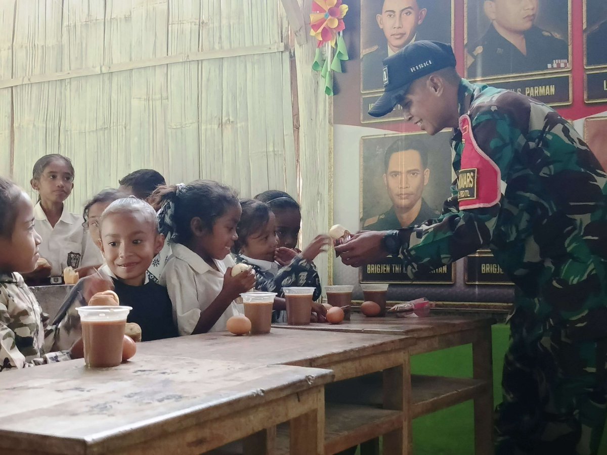 Kodam9Udayana's tweet image. Satgas Yonif 741/GN Pos Lakmars Beri Nutrisi dan Buku untuk Siswa SD Perbatasan

#TNIManunggalRakyat #SatgasYonif741GN #PeduliPendidikan #PerbatasanRI_RDTL #Belu #NTT #AnakSehatAnakCerdas #TNIuntukRakyat #TNIPRIMA #TNIADPrima #TNIADbekerjadenganhati #TNIADDihatiRakyat