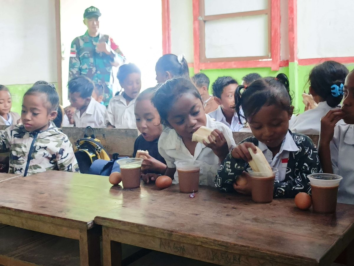 Kodam9Udayana's tweet image. Satgas Yonif 741/GN Pos Lakmars Beri Nutrisi dan Buku untuk Siswa SD Perbatasan

#TNIManunggalRakyat #SatgasYonif741GN #PeduliPendidikan #PerbatasanRI_RDTL #Belu #NTT #AnakSehatAnakCerdas #TNIuntukRakyat #TNIPRIMA #TNIADPrima #TNIADbekerjadenganhati #TNIADDihatiRakyat