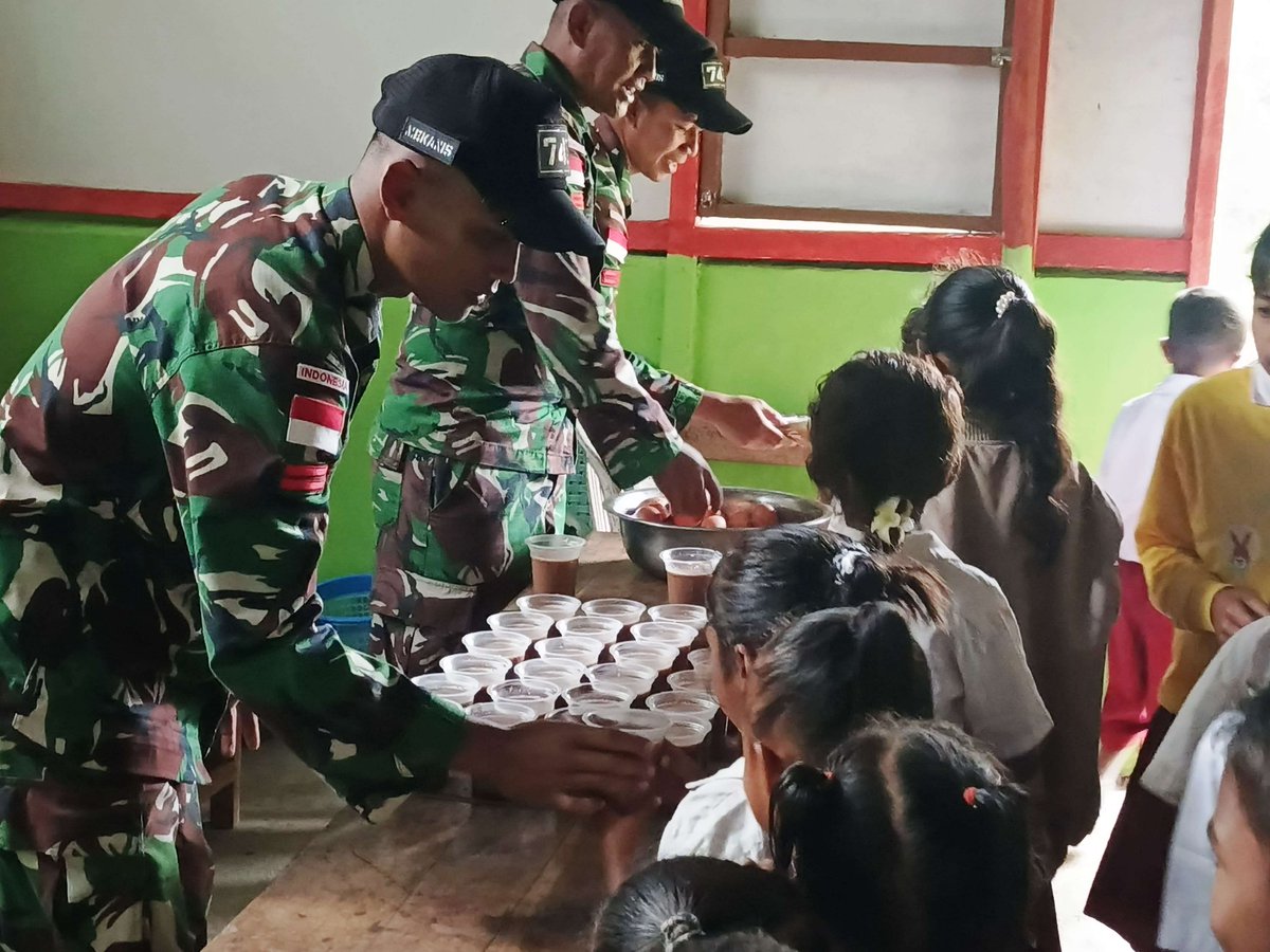 Kodam9Udayana's tweet image. Satgas Yonif 741/GN Pos Lakmars Beri Nutrisi dan Buku untuk Siswa SD Perbatasan

#TNIManunggalRakyat #SatgasYonif741GN #PeduliPendidikan #PerbatasanRI_RDTL #Belu #NTT #AnakSehatAnakCerdas #TNIuntukRakyat #TNIPRIMA #TNIADPrima #TNIADbekerjadenganhati #TNIADDihatiRakyat