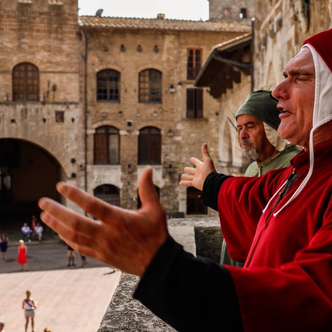 Anche #Dante parlò di pellegrini nel suo cammino tra le anime. Sulla #FrancigenaToscana, ogni passo è poesia in movimento.
👉 bit.ly/Con-Dante-sull…
📸 IG @san_gimignano [bit.ly/4k9DX6w]
🖇️ <a href="/ViaFrancigenaEU/">Via Francigena AEVF</a>
