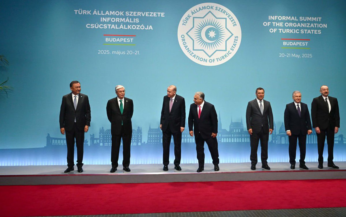 Erzhan Kazykhan (@erzhankazykhan) on Twitter photo Family photo of the participants of the informal summit of the <a href="/Turkic_States/">Organization of Turkic States</a>
🇰🇿🇭🇺 🇰🇬 🇦🇿 🇹🇷🇺🇿 Family photo of the participants of the informal summit of the <a href="/Turkic_States/">Organization of Turkic States</a>
🇰🇿🇭🇺 🇰🇬 🇦🇿 🇹🇷🇺🇿