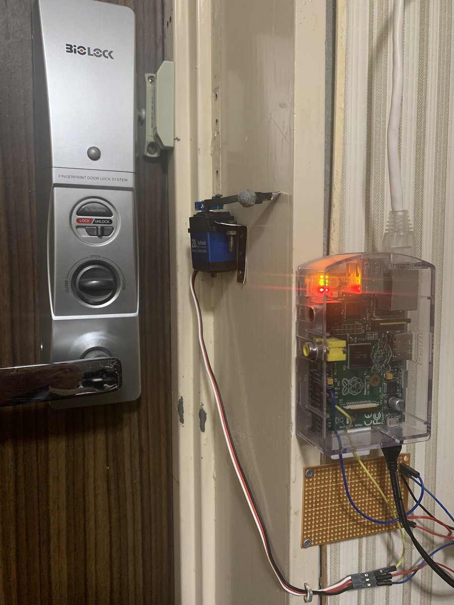 Hawaii_kirk's tweet image. 玄関ドアの指紋認証ロックの指紋認証機能が壊れたのでハードもソフトもある程度自作したスマホでドアロック解除システム。かれこれ10年以上運用してるけど、ログもちゃんとローテートされていてまだまだ大丈夫そう。
一度念の為SDメモリカードも高耐久品に交換してるしね。
#RaspberryPi #DebianLinux