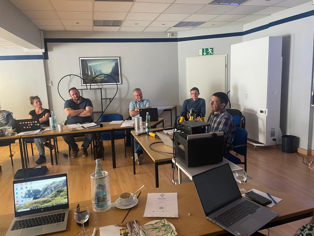 Unser Dank geht an die LKV-Projektgruppensitzung des BRS für den wertvollen Austausch. Tobias, Ian &amp; Tom präsentierten das ADF-System und InVent Die Intelligente Kopfbelüftung (ow.ly/7IbI50VWa3W). Der technische Tiefgang war beeindruckend! #Melken #Melkstand