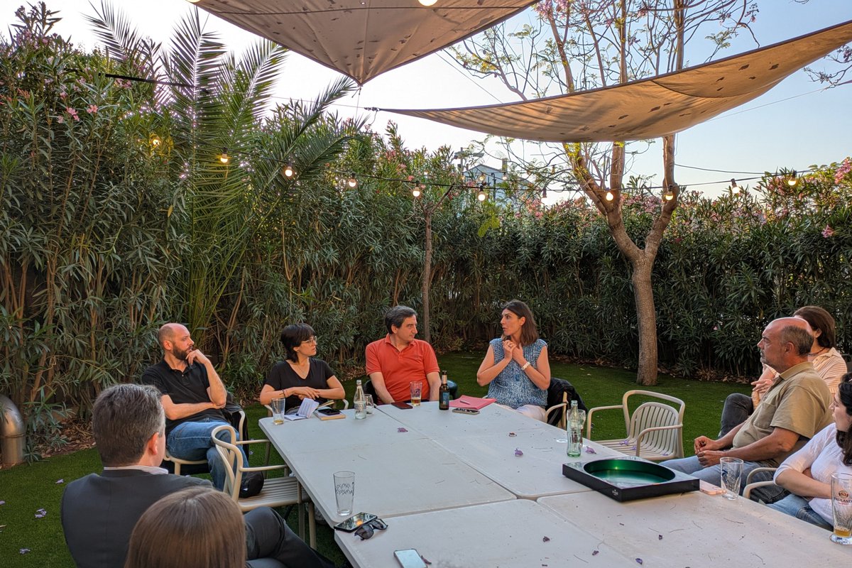 Grupo Mediaflows (@grupomediaflows) on Twitter photo Mesa redonda #MediaFlows, celebrada el pasado viernes, sobre la gestión de la #comunicación en torno a la #DANA: <a href="/GuillermoLPD/">Guillermo López</a>, <a href="/raquelejerique/">Raquel Ejerique</a> y <a href="/XimoAguar/">Ximo Aguar</a> hablaron del artículo en el que están trabajando. Dafne Calvo, del reciente libro "Bulos y barro" 👌 ¡Gracias por asistir! Mesa redonda #MediaFlows, celebrada el pasado viernes, sobre la gestión de la #comunicación en torno a la #DANA: <a href="/GuillermoLPD/">Guillermo López</a>, <a href="/raquelejerique/">Raquel Ejerique</a> y <a href="/XimoAguar/">Ximo Aguar</a> hablaron del artículo en el que están trabajando. Dafne Calvo, del reciente libro "Bulos y barro" 👌 ¡Gracias por asistir!