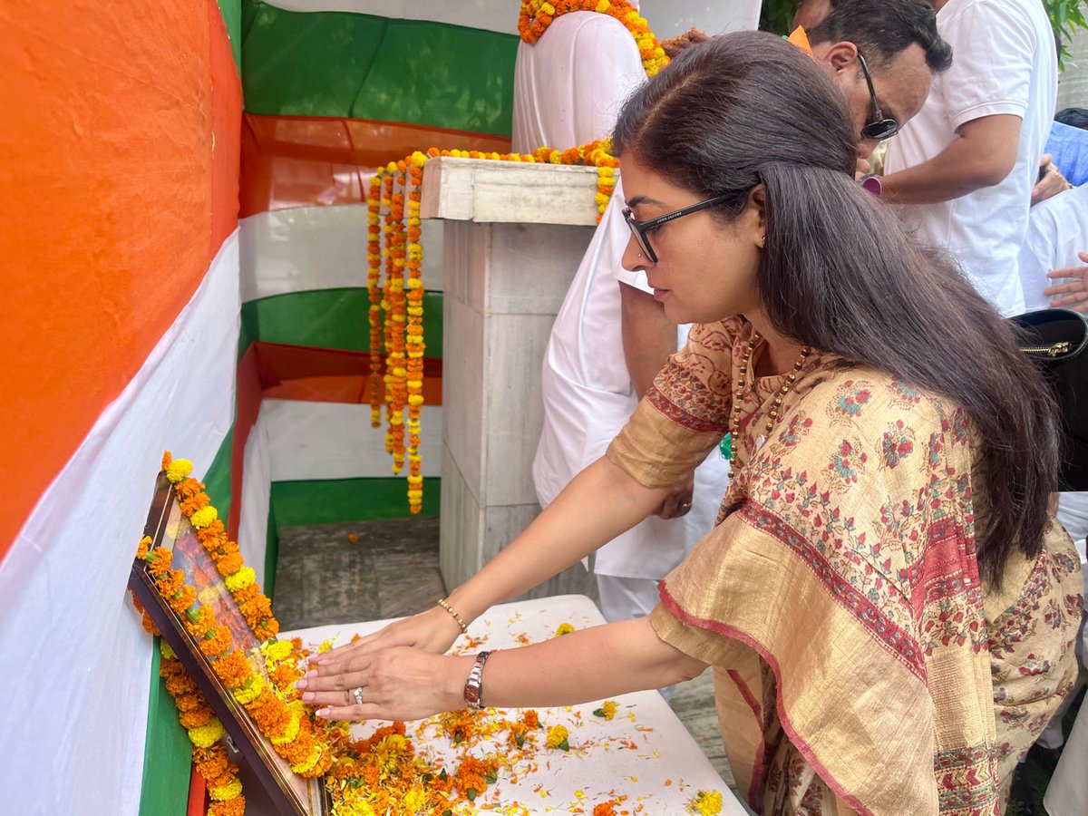 LambaAlka's tweet photo. 📍सदाकत आश्रम, पटना 

आज देश के पूर्व प्रधानमंत्री, आधुनिक भारत के शिल्पकार, भारत रत्न श्रद्धेय राजीव गांधी जी के बलिदान दिवस पर श्रद्धांजलि अर्पित कर उनकी स्मृतियों और बलिदान को नमन किया। https://t.co/jfIMaJF6vK