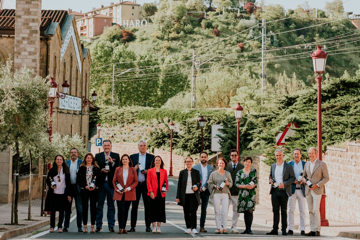 Barrio de la Estación (@barriodestacion) on Twitter photo ¡Cerramos la 3ª edición de #BEIWE con récord de asistencia con más de 600 profesionales! El #BarrioEstación apuesta por la internacionalización con el hermanamiento con #Borgoña. <a href="/VINAPOMAL/">VIÑA POMAL</a> <a href="/bodegasmuga/">Bodegas Muga</a> <a href="/b_gomez_cruzado/">B. Gómez Cruzado</a> <a href="/Cvne/">CVNE</a> <a href="/LaRiojaAltaSA/">Bodega La Rioja Alta, S.A.</a> <a href="/BodegasRoda/">Bodegas Roda</a> barrioestacion.com/el-barrio-de-l… ¡Cerramos la 3ª edición de #BEIWE con récord de asistencia con más de 600 profesionales! El #BarrioEstación apuesta por la internacionalización con el hermanamiento con #Borgoña. <a href="/VINAPOMAL/">VIÑA POMAL</a> <a href="/bodegasmuga/">Bodegas Muga</a> <a href="/b_gomez_cruzado/">B. Gómez Cruzado</a> <a href="/Cvne/">CVNE</a> <a href="/LaRiojaAltaSA/">Bodega La Rioja Alta, S.A.</a> <a href="/BodegasRoda/">Bodegas Roda</a> barrioestacion.com/el-barrio-de-l…