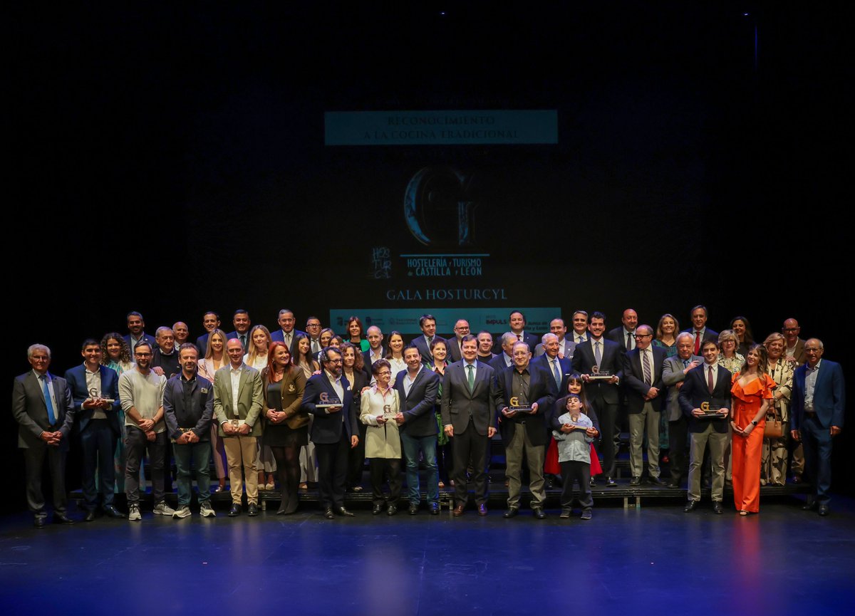 Ayer, el Virrey Palafox ha sido reconocido en la Gala HosturCyL 2025 por su aportación a la cocina tradicional de Castilla y León. 
Gracias a HosturCyL, a la Confederación de Hostelería y Turismo de Castilla y León, y a quienes compartisteis con nosotros una noche tan especial.