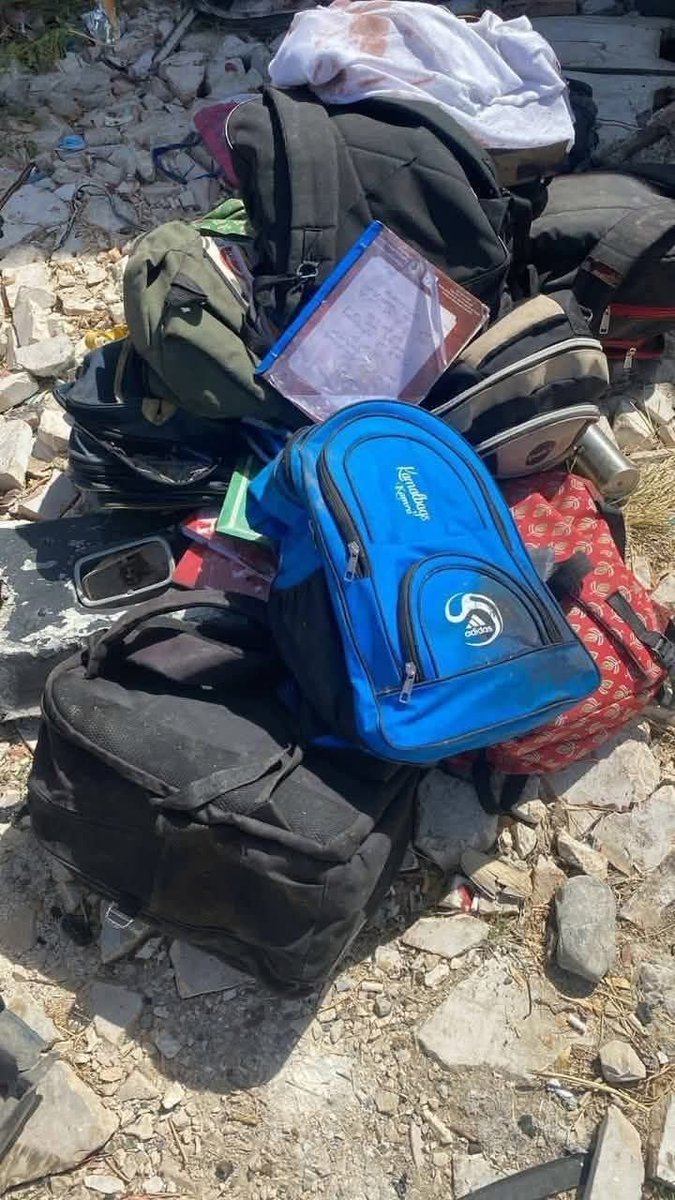 اب   قلم،  کاپی،   کتابوں  سے  بھی  ڈر لگتا  ہے
ماں!  مجھے  سرخ  گلابوں  سے  بھی  ڈر لگتا ہے

معصوم بچوں کے درندہ صفت قاتل اور  انتشار پھیلانے والا  ٹولہ
 کسی رعایت کا مستحق نہیں !
 
⁧#خضدار⁩ 
⁦#Khuzdar⁩ ⁦#Moro⁩