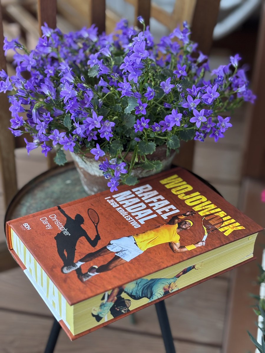 Rafa Nadal wygrywał <a href="/rolandgarros/">Roland-Garros</a> 14. razy. Wam wystarczy tylko raz przeczytać tę książkę, żeby poznać drogę, która prowadziła go do tych sukcesów. 
Kolejna, świetna pozycja pana dziennikarza <a href="/christophclarey/">Christopher Clarey 🇺🇸 🇫🇷 🇪🇸</a> 👏🏻
Książkę można zamówić tutaj:
bit.ly/nadal-biografia
#reklama