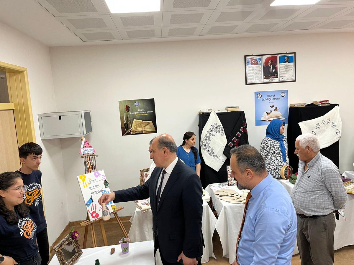 İlçe Milli Eğitim Müdürümüz Sayın İzzettin AYDIN, Şehit Abdullah Yıldırım Anadolu Lisesi’nin “Yıl Sonu Özel Eğitim, El Sanatları ve Resim Sergisi” açılışına katıldı. 
<a href="/tcmeb/">Millî Eğitim Bakanlığı</a> <a href="/mehmet1aksu/">Mehmet Aksu</a> <a href="/tufekciyusuf/">Yusuf TÜFEKÇİ</a> <a href="/izzetaydin01/">İzzettin AYDIN</a>