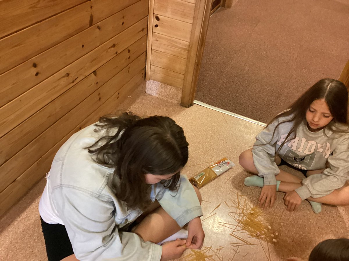 GreenfieldsPri1's tweet photo. Making a tower using spaghetti and mini marshmallows https://t.co/htzeKonAhw