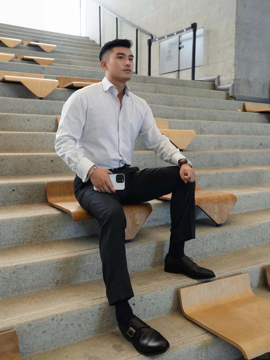 Giờ ít thấy ai mang kiểu giày này ra đường nhỉ 👅👞🧦