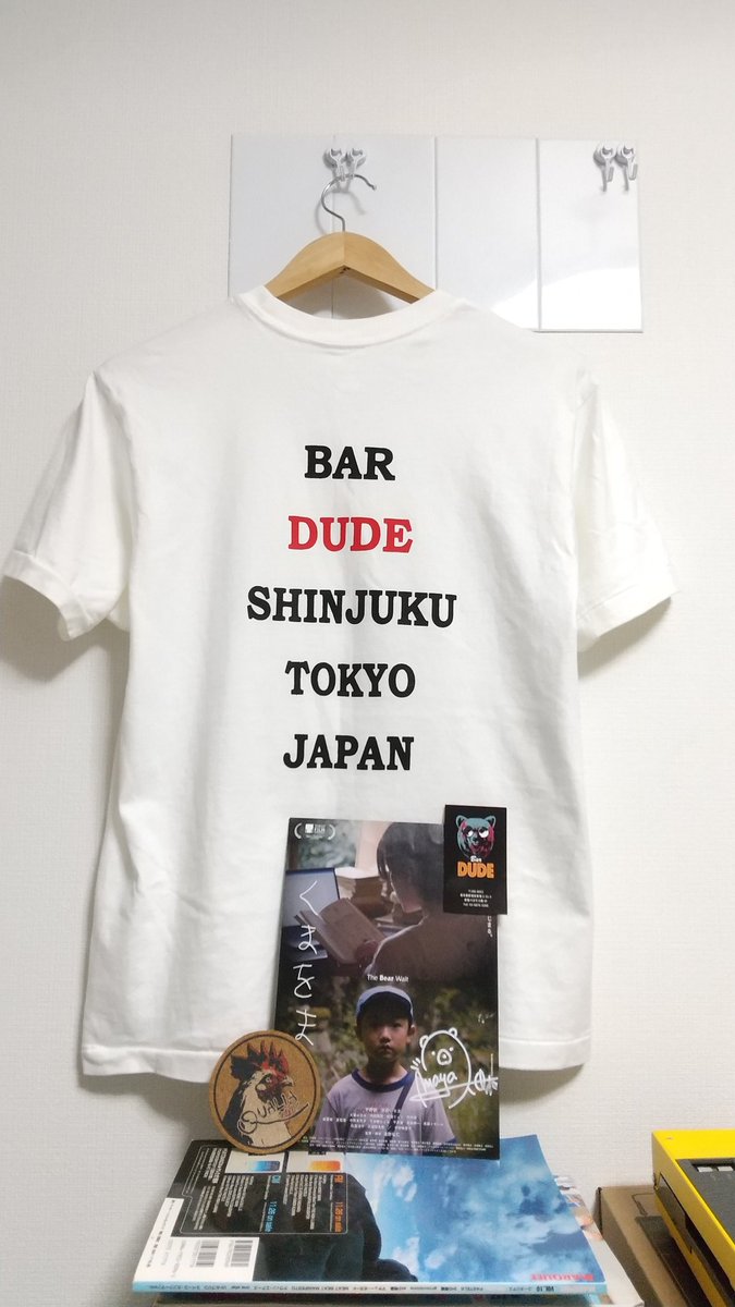 pfJzwuuDgO58299's tweet photo. #barDUDE のTシャツ。
東京新宿にあるbar DUDE。店内は映画のポスターがギッチリ、モニターにはリゾートでDJするカップルの映像が無限ループ、ポップコーンはあの森山みつきさんもお気に入り。映画好きじゃない人もきっと楽しめる不思議な魅力に溢れた素敵なbarでオススメです。
絶対また行くよ! https://t.co/vCQ5KJq5Mt