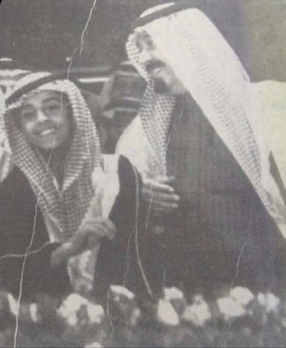 منصور من كان جنبك يـا ابو متعب تعزّه 
مثل الفلك يحتوي المجرات بكل عزّه 
على روس القمم تضرب الصواعق ولا تهزّه
وان كان بالطيب ، انت ابوه وجده و ركزّه