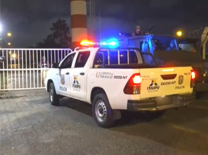 #AHORA 🚨Gianina García Troche, esposa del supuesto narcotraficante Sebastián Marset ya se encuentra en Paraguay

📌Gran despliegue de fuerzas de seguridad en el Aeropuerto Silvio Pettirossi. Su vuelo tocó tierra a las 5:45 am

📌García Troche fue extraditada desde España por