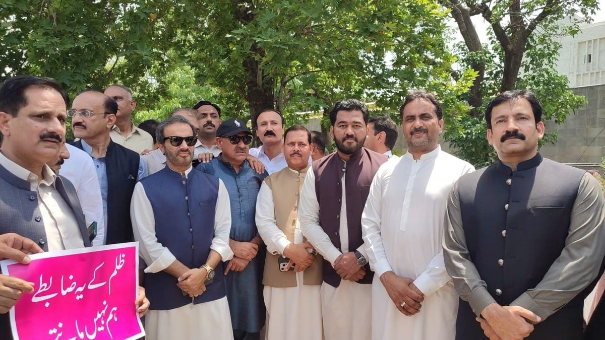 اپنے لیڈر کی رہائ کا مطالبہ لیے اسلام آباد ھائیکورٹ کے باھر دیگر پارلیمنٹیرینز کے ھمراہ !