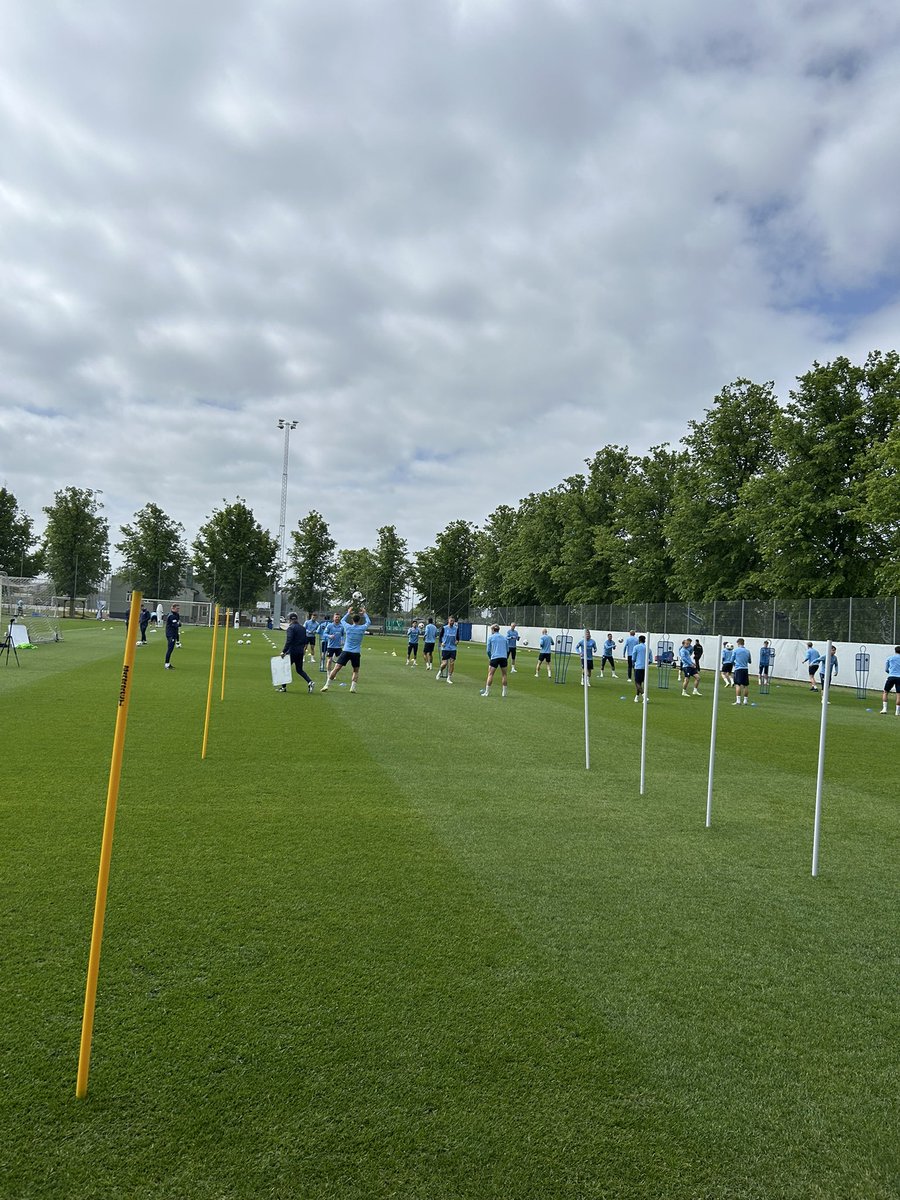 Bara Martin Olsson, förutom de långtidsskadade, saknades på MFF-träningen inför AIK.