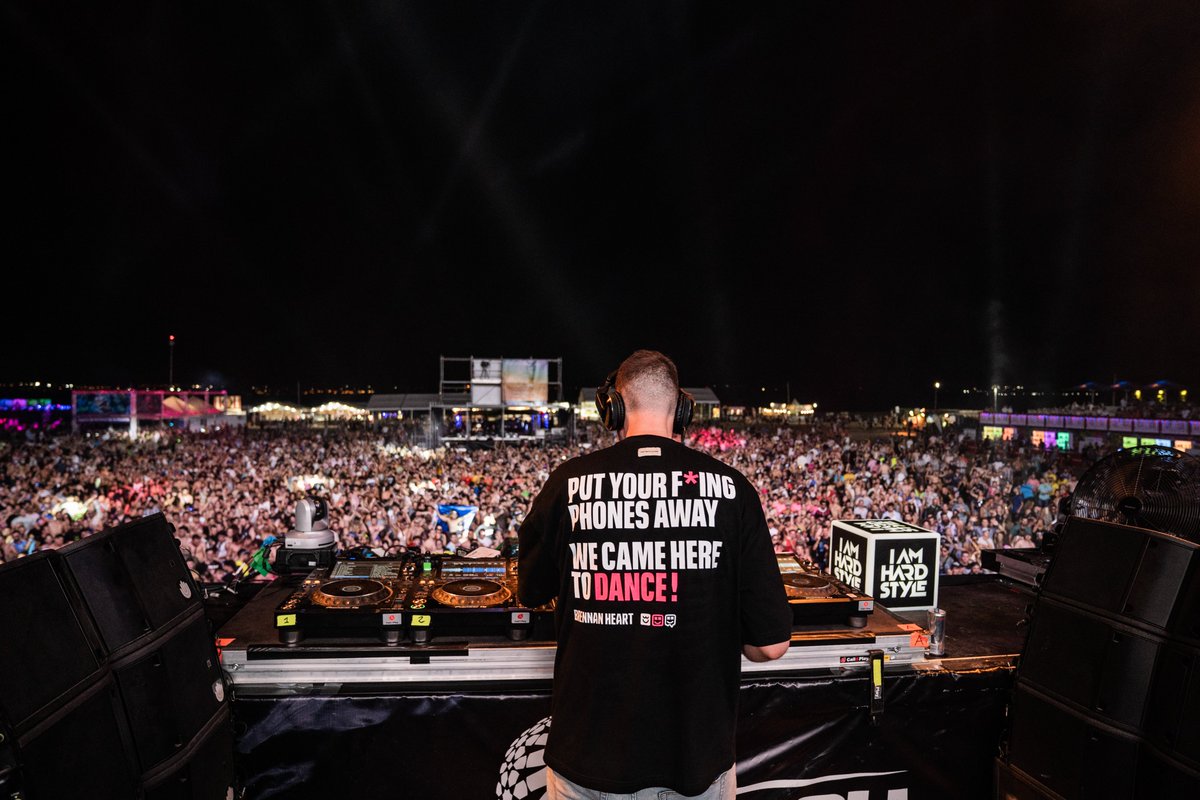 Put your f*ing phones away, you came here to dance! Brennan Heart regresará a #Dreambeach este verano con su aka Blademasterz 🤯