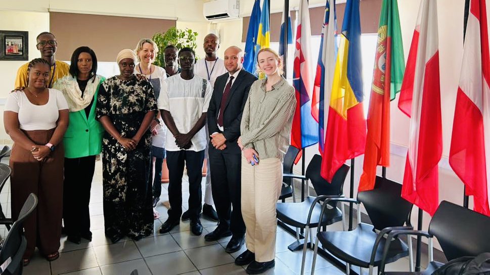 IrlEmbDakar's tweet photo. L’UE 🇪🇺a joué un rôle central dans les transformation de l’Irlande au cours des 50 dernières années 🇮🇪

Ce fut un réel plaisir de rencontrer le Conseil Consultatif de la Jeunesse (CCJ) d’@UEauSenegal afin de discuter des opportunités et des défis pour l’🇪🇺au 🇸🇳

#Niofar https://t.co/q7EMsbvyhT