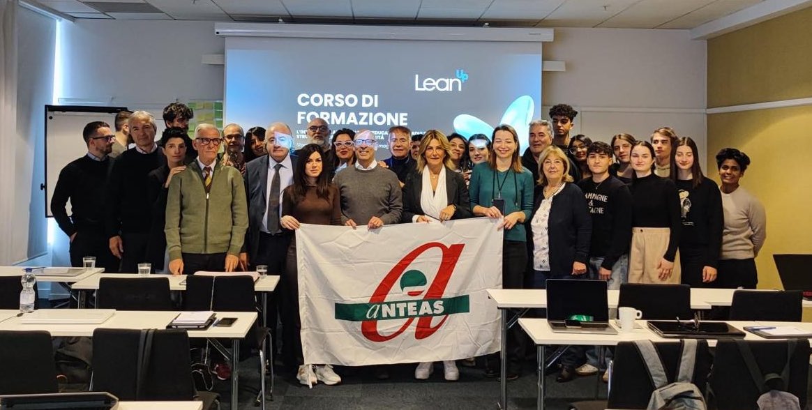 CislRomaRieti's tweet photo. Da Stoccolma 🇸🇪 
Rosita Pelecca e la delegazione di Sindacalisti del #Lazio presentano il Modulo Formativo dell'Anteas sull'Intelligenza Artificiale.
“L'IA deve essere un'opportunità per il lavoro, non una minaccia. Formazione e inclusione sono essenziali per il futuro” https://t.co/U7ypNgY7zE