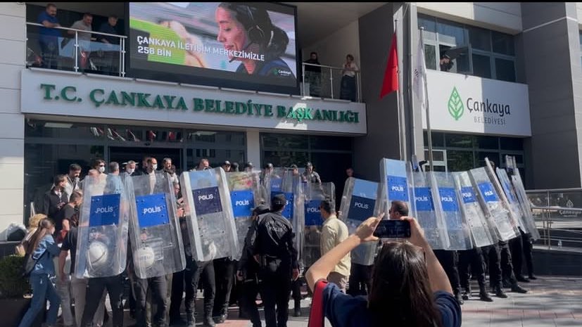 emir kulları bu kez de chpyi koruyor, öldürdükleri köpeğin hesabını sormaya gelen hayvanseverlerden