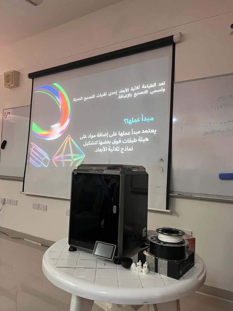 نفذت مدرسة الجزع زيارة طلابية لطالبات الصف العاشر إلى مدرسة العيون للتعليم الأساسي(للبنات) بمرافقة معلمات تقنية المعلومات ، وتأتي هذه الزيارة لتعريف الطالبات بالطابعة ثلاثية الأبعاد وكيفية عملها .
شكراً على الجهود المبذولة 
#تعليمية_شمال_الشرقية 
#مدارسنا_مستقبل_واعد