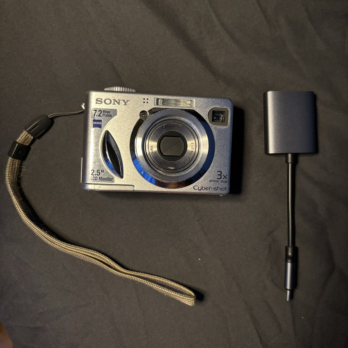 pssxxtt's tweet photo. ขายคับ❗️ Sony DSC W7 2200 thb ❗️มีสายคล้อง+กระเป๋า+ถ่านAA2ก้อน+สายเเปลง(typeC)  สภาพดีมาก มีตำหนินิดนึงมาจากร้านตอนเราซื้อนะคับ DM มาถามเพิ่ม+ขอดูภาพรีวิวได้  ส่งฟรีคับ#กล้องดิจิตอล #กล้องดิจิตอลมือสอง #กล้องดิจิตอลเก่า #กล้องมือสอง #ส่งต่อกล้องดิจิตอล #กล้องดิจิตอลคอมแพค https://t.co/dDBBCE2Pgl