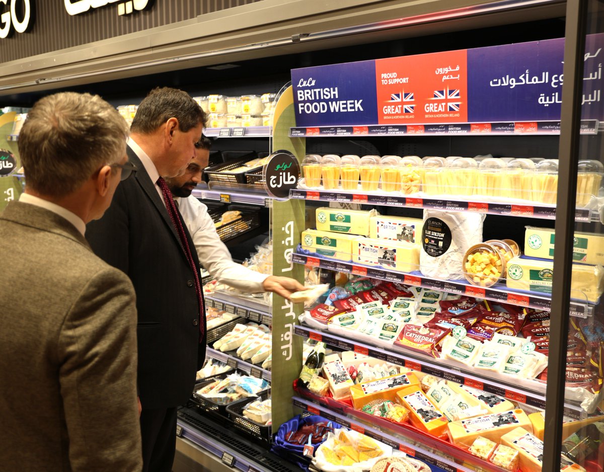 UKAmbKSA's tweet image. سعيد بإطلاق النسخة الرابعة عشرة من أسبوع الطعام البريطاني 🇬🇧في @LuLuHyperSA وهي فرصة لتذوق آلاف المنتجات البريطانية الرائعة. المملكة العربية السعودية تُحب المأكولات والمشروبات البريطانية، حيث تُصدّر المملكة المتحدة أغذية ومشروبات بقيمة تتجاوز مليار ريال سعودي إلى المملكة سنويًا.…