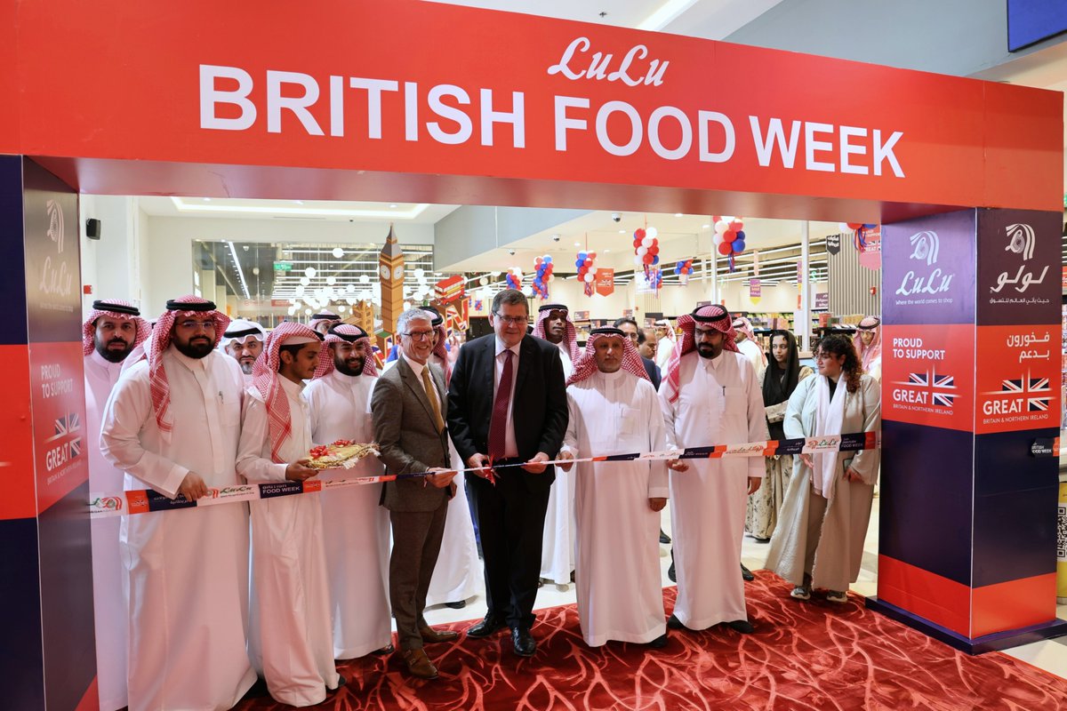 UKAmbKSA's tweet image. سعيد بإطلاق النسخة الرابعة عشرة من أسبوع الطعام البريطاني 🇬🇧في @LuLuHyperSA وهي فرصة لتذوق آلاف المنتجات البريطانية الرائعة. المملكة العربية السعودية تُحب المأكولات والمشروبات البريطانية، حيث تُصدّر المملكة المتحدة أغذية ومشروبات بقيمة تتجاوز مليار ريال سعودي إلى المملكة سنويًا.…