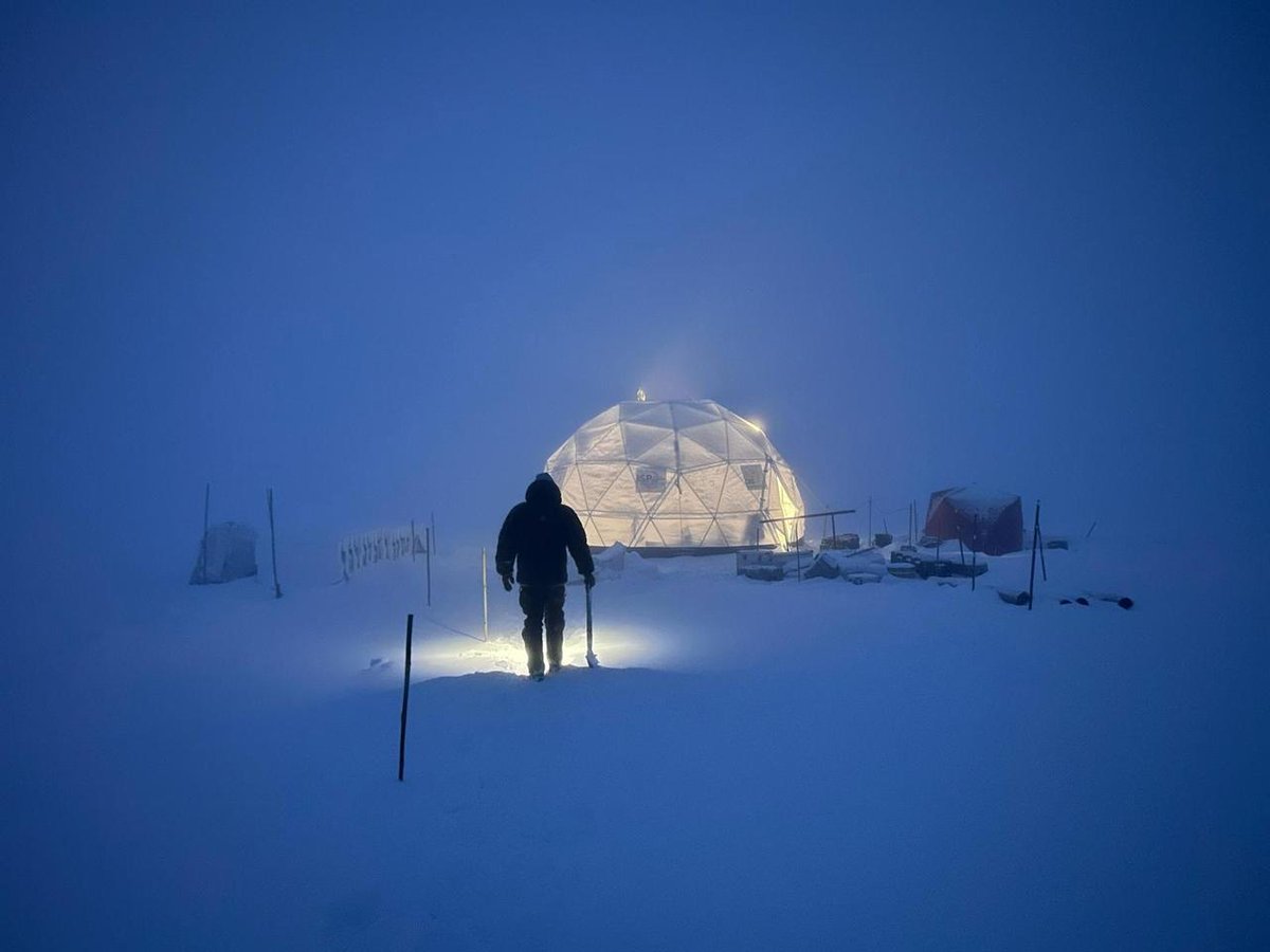 Ice Memory ice coring campaign on the Corbassière glacier on Grand Combin. At seven metres below the surface, the drilling team smelt that something was burning. Worried that the motor was overheating they pulled up the sample carefully and found there was plastic in the ice.