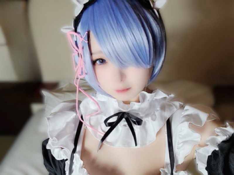 コスプレって非日常なんだよね。
メイド服着て鏡の前でニヤけた昼下がり
一方で、そのままカレー作ってたらエプロン焦げた。
日常と非日常の境界線、どこに置こう
メイドも主婦も、火加減が命