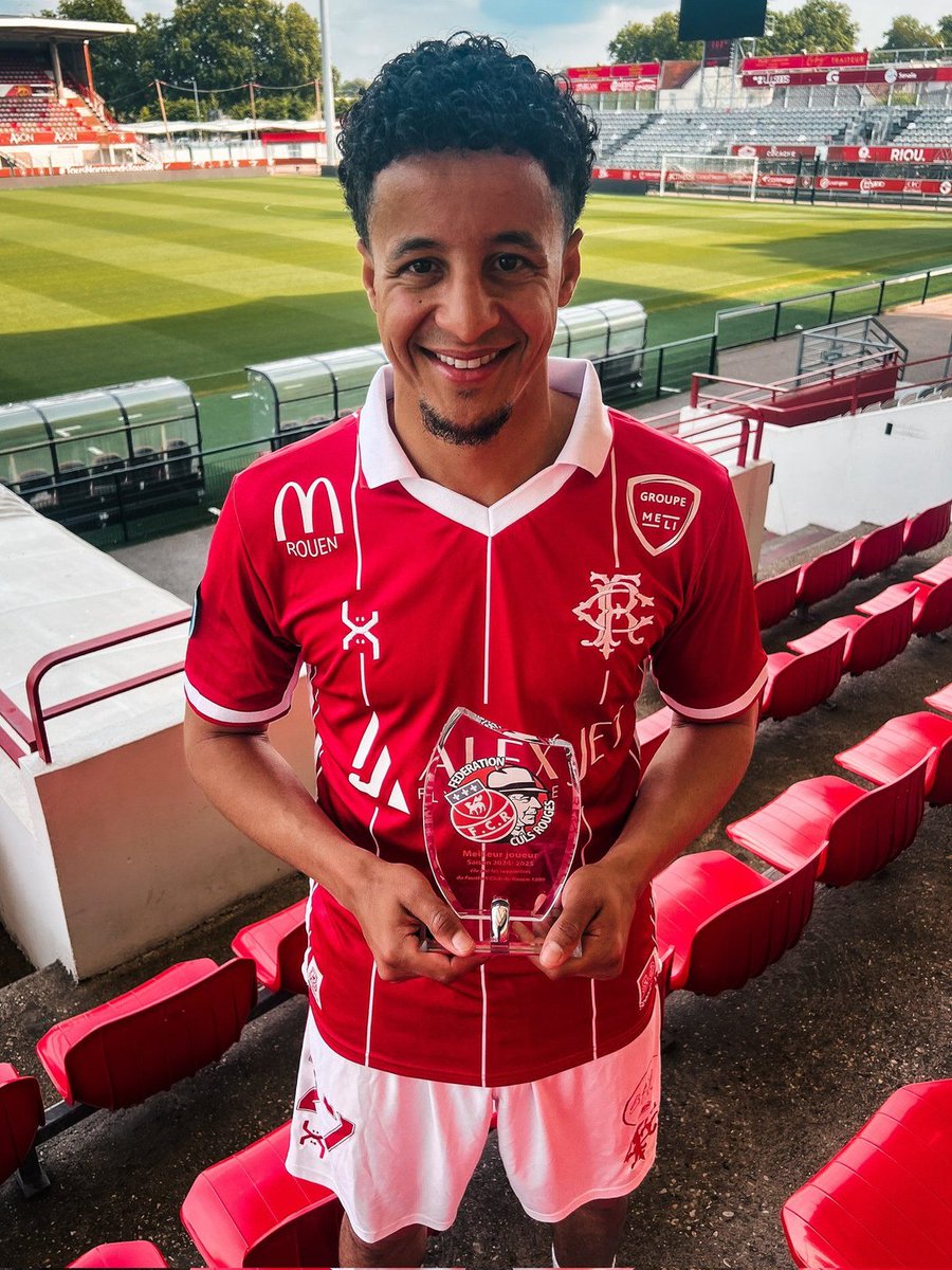 FédérationCulsRouges (@culsrouges) on Twitter photo 🥇𝗥𝗲𝗺𝗶𝘀𝗲 𝗱𝘂 𝘁𝗿𝗼𝗽𝗵𝗲́𝗲 𝗮̀ 𝗛𝗶𝗰𝗵𝗮𝗺 𝗕𝗲𝗻𝗸𝗮𝗶𝗱 ! 🏆
Le trophée de meilleur joueur de la saison a été remis hier à Hicham par des membres de la <a href="/CulsRouges/">FédérationCulsRouges</a> et le service communication du <a href="/fcr1899/">FC Rouen 1899</a>.
Encore un grand bravo à lui ! 👏 🥇𝗥𝗲𝗺𝗶𝘀𝗲 𝗱𝘂 𝘁𝗿𝗼𝗽𝗵𝗲́𝗲 𝗮̀ 𝗛𝗶𝗰𝗵𝗮𝗺 𝗕𝗲𝗻𝗸𝗮𝗶𝗱 ! 🏆
Le trophée de meilleur joueur de la saison a été remis hier à Hicham par des membres de la <a href="/CulsRouges/">FédérationCulsRouges</a> et le service communication du <a href="/fcr1899/">FC Rouen 1899</a>.
Encore un grand bravo à lui ! 👏