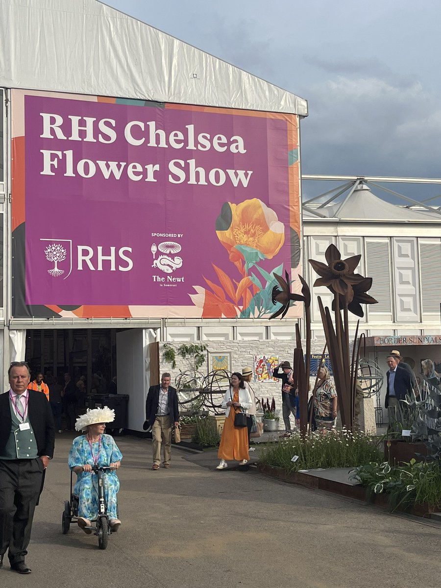 <a href="/InstituteCCM/">ICCM</a> supporting the Farewell Flowers stand at Chelsea Flower Show and helping to celebrate their Gold Medal Award 🥇