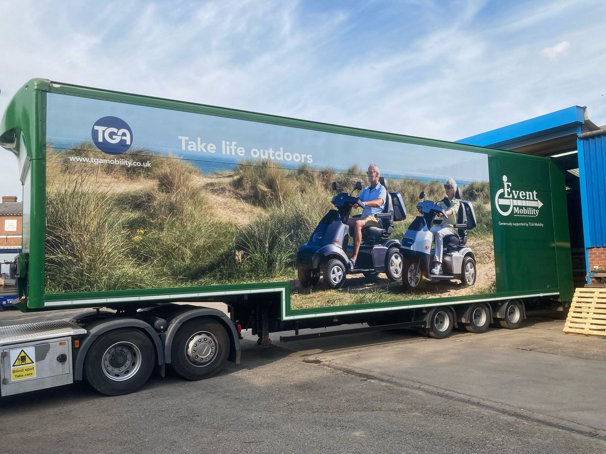 RGVA_ltd's tweet image. Returning customer @TGAmobility came to us for another double decker trailer wrap! We put our tallest man, Jamie Stephens on the job! 😄

#trailerwrap #corporatebranding #graphicspartner #3mselectplatinum