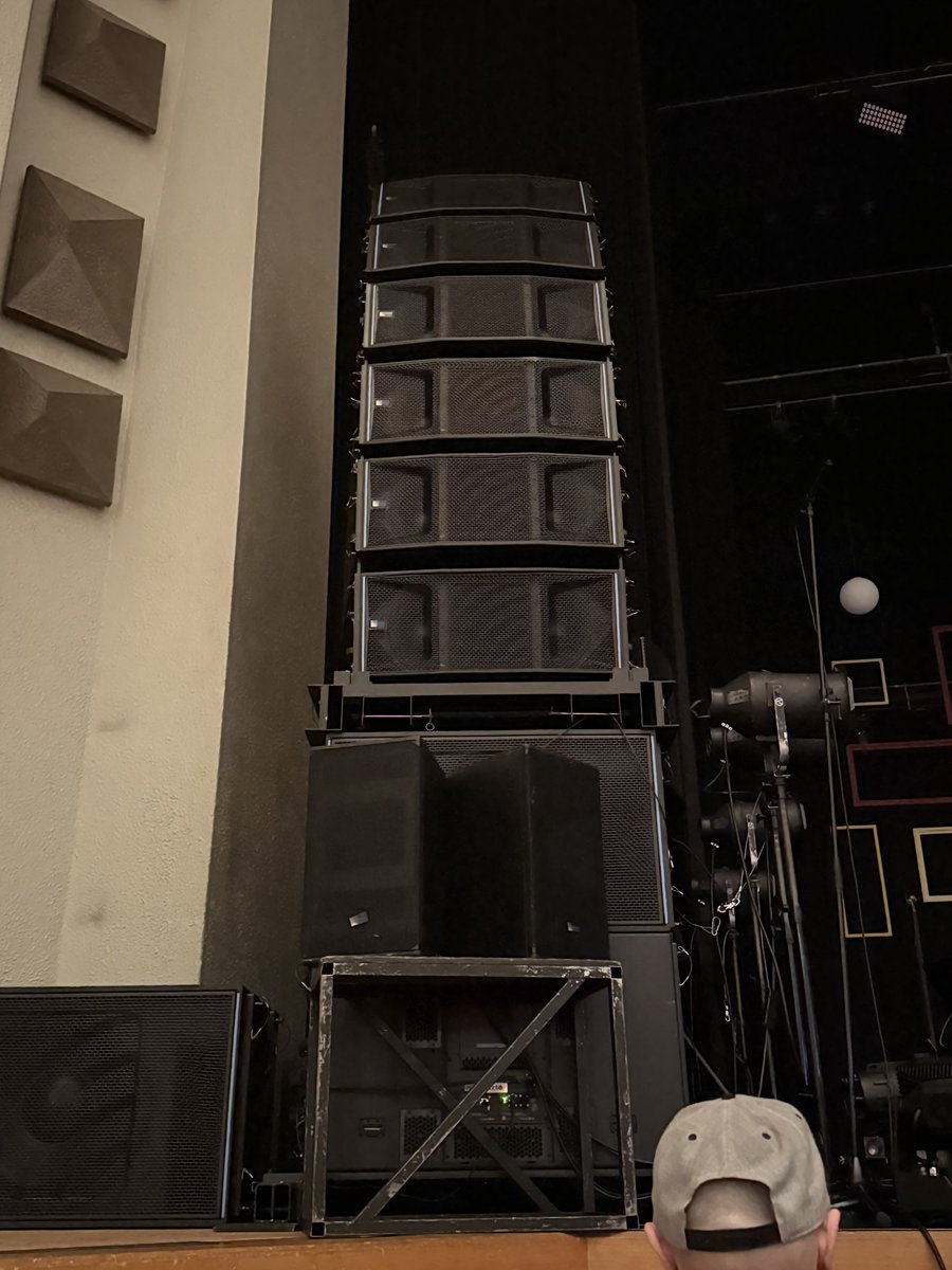 平井さん見れそうにないのでステッカーで我慢するわ🤭
しかし三列目近すぎ✨
Lchスピーカーまで3m無いんですが。
#Penthouse