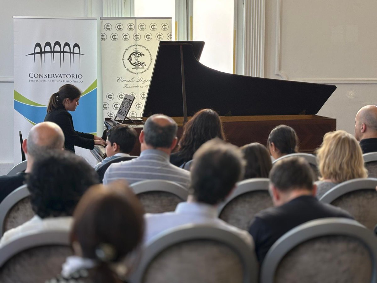El viernes 16 de mayo se realizó el recital de clausura del ciclo “Pianos en el Círculo 2025” con el alumnado de piano del Conservatorio Profesional de Música Eliseo Pinedo. 
¡Enhorabuena a todos! 🎹🎶
@circulo_logrones <a href="/lariojaorg/">Gobierno de La Rioja</a> <a href="/educarioja/">Educación La Rioja</a> #piano <a href="/LogronesCirculo/">Circulo Logroñés</a>