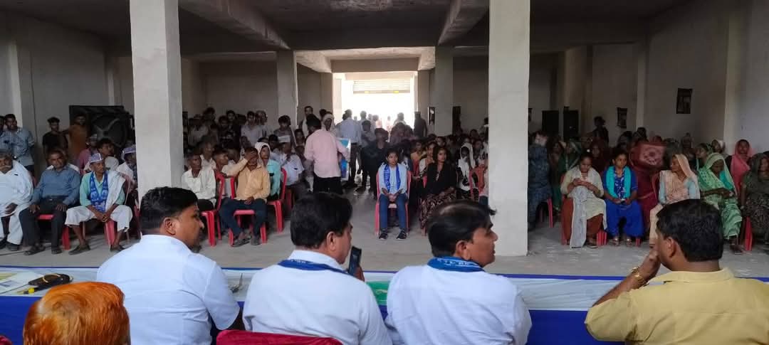 कासगंज ,  20 मई को  विधानसभा कासगंज सेक्टर अफजलपुर  में  विधानसभा स्तरीय बैठक की गई  जिसमें सैकड़ों कार्यकर्ता सपा भाजपा  छोड़कर बसपा में शामिल हुए बैठक के मुख्य अतिथि श्री अनिल बघेल मंडल कोऑर्डिनेटर जी राजवीर सिंह जी  रहे बैठक की अध्यक्षता रामवीर प्रधान बसपा जिलाध्यक्ष ने की