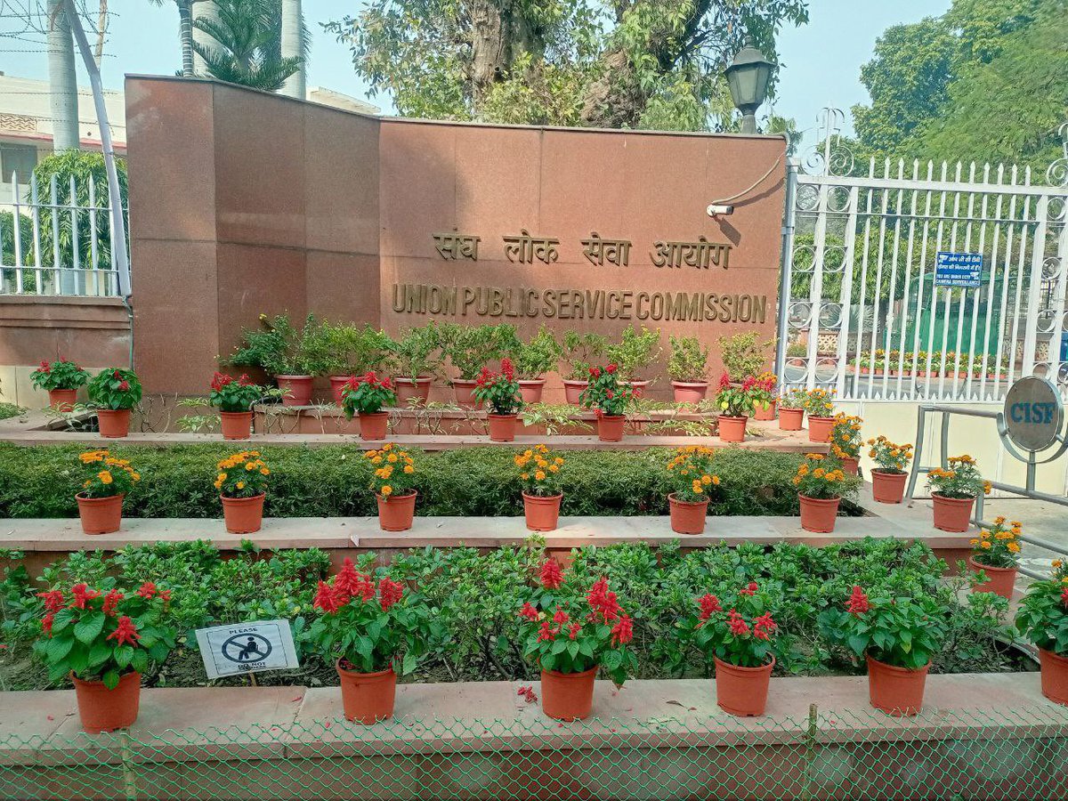 Youkyadav's tweet image. जब तुम्हें लगेगा कि कोई अंतर नहीं बचा अब 
तुममें और उन पत्थरों की कठोरता में 
जिन्हें तुमने जीता है— 
जब तुम अपने मस्तक पर बर्फ़ का पहला तूफ़ान झेलोगे 
और काँपोगे नहीं— 
तब तुम पाओगे कि कोई फ़र्क़ नहीं 
सब कुछ जीत लेने में 
और अंत तक हिम्मत न हारने में।
#25May #Prelims2025