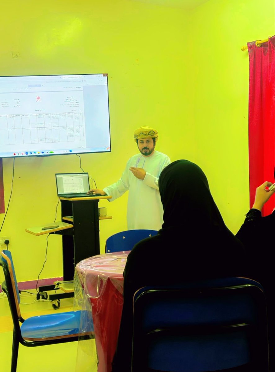 لقد تشرفت مدرسة قلعة العلم بزيارة الفاضل/محمد أحمد ضباب الجنيبي 
مشرف إدارة مدرسية و ذلك كزيارة دعم و تقييم تضمنت الزيارة التالي:-
١-ورقة عمل بعنوان(تفعيل التخطيط المدرسي)
استهدفت إدارةالمدرسةوبعضاً من أعضاءفريق التحسين والتطوير
٢-متابعة كافة السجلات الإداريةالمنظمة للعمل المدرسي