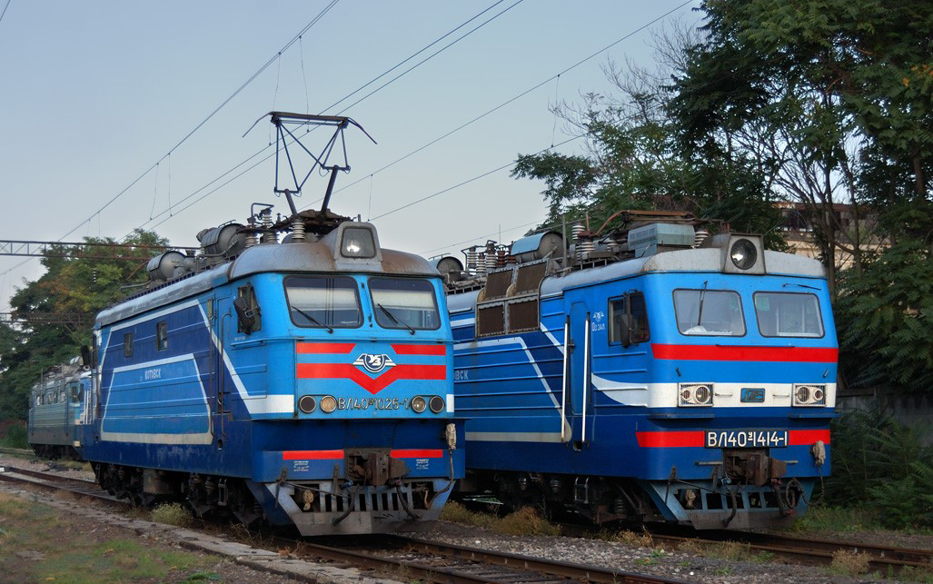 CheminsdeFerTC's tweet photo. Et les =>#Ukraine iens dans tout ça ? Ils continuent de travailler et de faire rouler les trains, parfois touchés par l'agresseur. Ici en 08-09 à =>#Odessa, deux générations de =>#VL40 attendent de se mettre en tête de leur rame.
📷Vivan755, source : https://t.co/s04f9sCKOG https://t.co/Z3PxUC1pxi