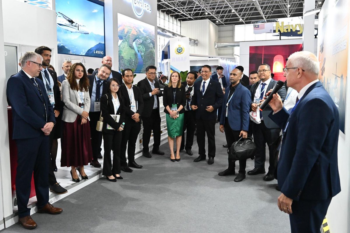 ERA (@eraaero) on Twitter photo Dnes společný tým <a href="/Omnipol1934/">OMNIPOL</a>, <a href="/ERAaero/">ERA</a>, <a href="/aircraftindust1/">aircraft industries</a> a <a href="/AERO_Vodochody/">AERO Vodochody</a> zahájil🪖výstavu #LIMA, konanou na Langkawi🇲🇾. Slavnostní ceremonie se zúčastnil🦁velvyslanec v Malajsii, J. E. Juraj Koudelka. Stánek propagující🇨🇿obranný průmysl navštívil i premiér🐯Anwar Ibrahim. Dnes společný tým <a href="/Omnipol1934/">OMNIPOL</a>, <a href="/ERAaero/">ERA</a>, <a href="/aircraftindust1/">aircraft industries</a> a <a href="/AERO_Vodochody/">AERO Vodochody</a> zahájil🪖výstavu #LIMA, konanou na Langkawi🇲🇾. Slavnostní ceremonie se zúčastnil🦁velvyslanec v Malajsii, J. E. Juraj Koudelka. Stánek propagující🇨🇿obranný průmysl navštívil i premiér🐯Anwar Ibrahim.