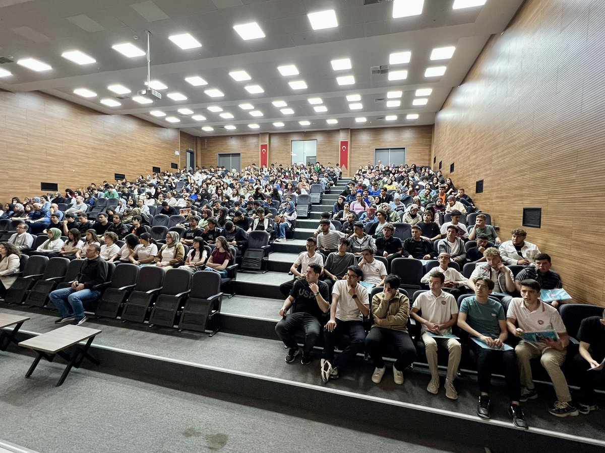 karataytanitim's tweet photo. Üniversitemiz ve Ilgın İlçe Milli Eğitim Müdürlüğü iş birliğinde “Yapay Zekâ Çağında İnsan Olmak ve İş Bulmak” seminerini yoğun katılımla gerçekleştirdik.

Teşekkürler Ilgın👏👏 https://t.co/q2KU8bxyBu
