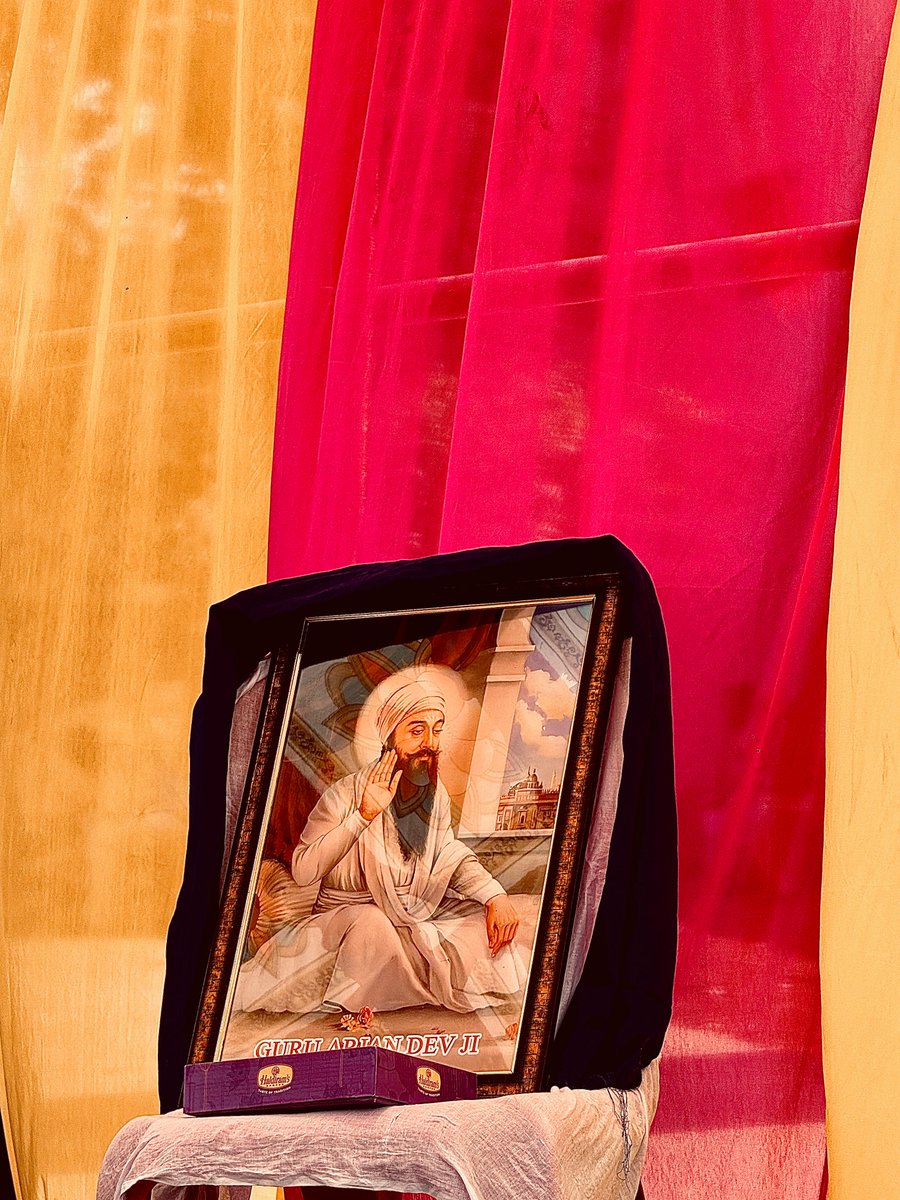 गुरु श्री अर्जन देव जी महाराज के शहीदी दिवस पर शरबत लंगर  के आयोजन में सरदार दीप सिंह जी के परिवार के साथ सेवा देते हुए........
स्थान:  साईं विला मेन गेट भटगांव रायपुर