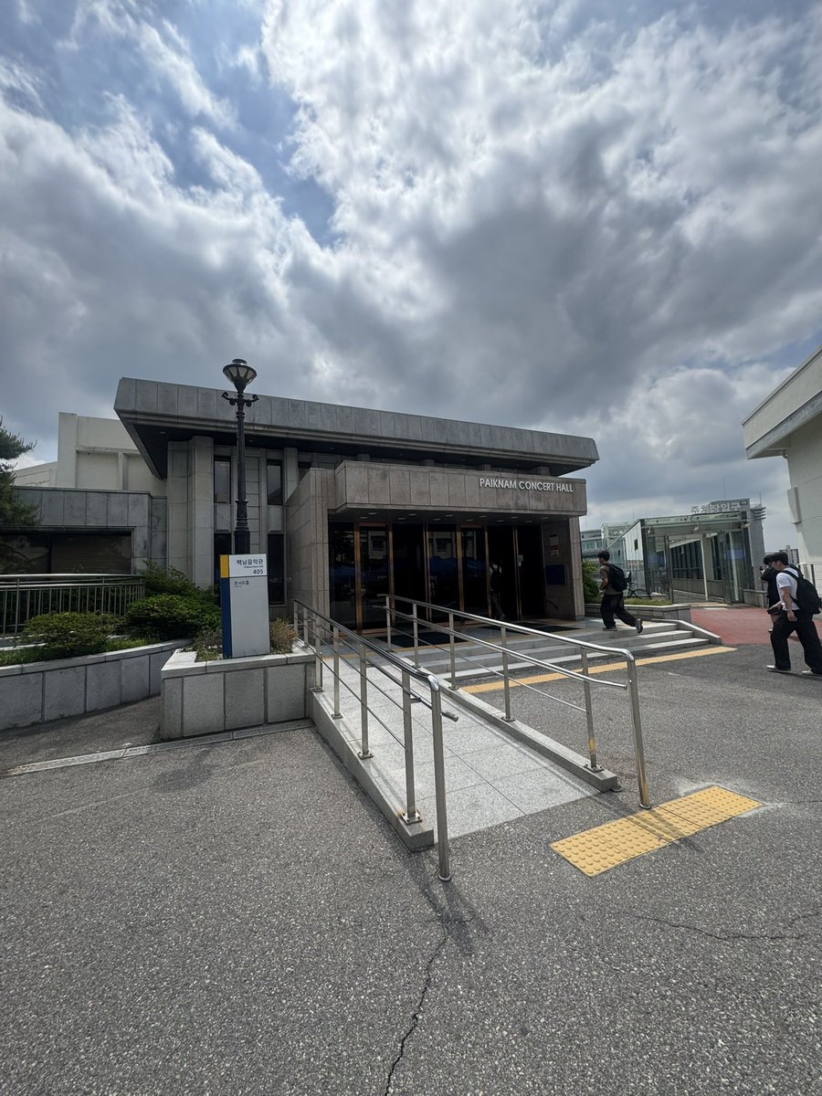 한양대 특강

[인문학과 예술이 본 인간] 특강은 이번으로 5번째네요.
매학기마다 조금씩 내용이 바뀌지만 저는 주로 “노래와 노랫말‘에 대해 이야기 하고, 그 나이대의 학생들이 꼭 알았으면 하는 것들을 슬쩍 묻어 전합니다.

봄, 축제, 파란하늘, 청춘이 얼마나 소중한것인지
매순간 감각을 열어