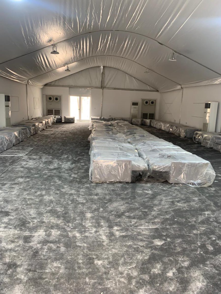 في جولتي بمشعر #عرفات التقطت كميرتي التجهيزات القائمة في مخيمات حجاج شركة #الرفادة..جذبني حقيقة الإهتمام بأدّق التفاصيل وإدخال اللون الأحمر في النوافير الخاصة بالمخيمات كنوع من انواع الهوية البصرية للشركة..بالاضافة لديكورات الجبس..
متلهف جداً لرؤية الشكل النهائي..
برافو رفادة..👍🏼