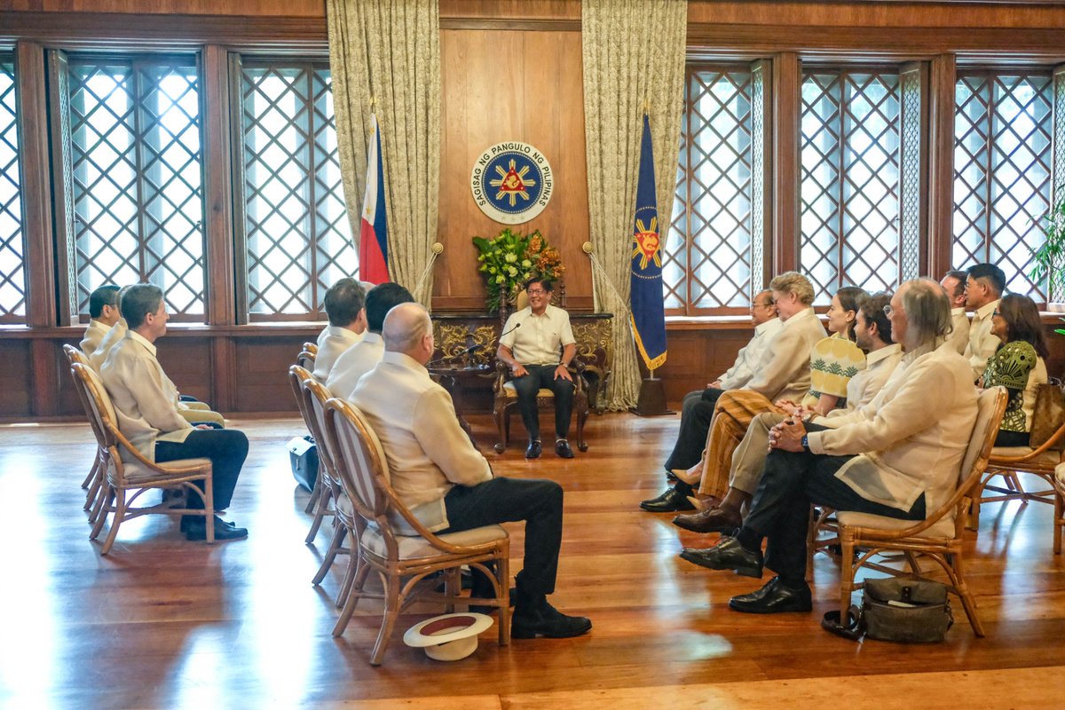 mnlstandardph's tweet photo. LOOK | President Ferdinand "Bongbong" Marcos Jr. welcomed the cast and crew of 'The Last Resort' at the Malacañan Palace on Wednesday. Among them were actress Daisy Ridley and actor Alden Ehrenreich.

📷 PPA Pool

For more info, visit https://t.co/tMZwFVXzKI https://t.co/UUhX4athQi