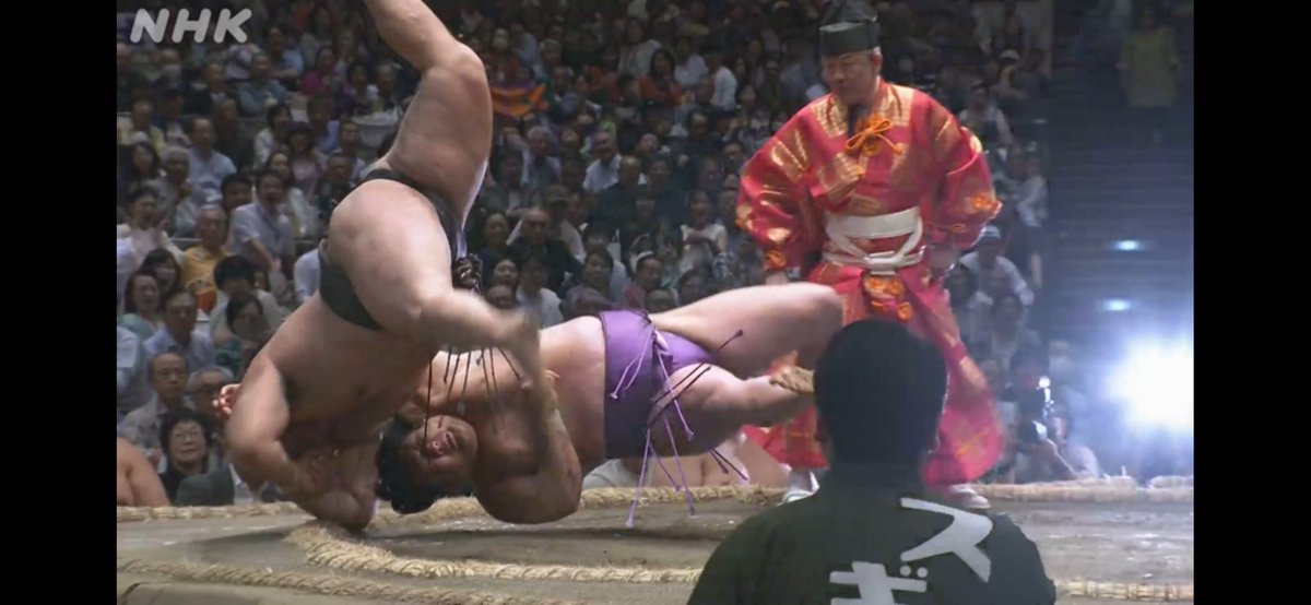 oakshimself's tweet photo. @tachiai_blog @Karr4MUFC Kirishima touched first, is the controversy. I suppose Takerufuji was dead body - just difficult to parse how that rule is applied sometimes https://t.co/trELlWAZC6