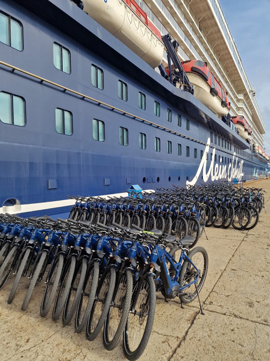 🛳️Escala inaugural del Mein Schiff 1 al #PuertodeFerrol. Con capacidad para 2.800 pasajeros, arribó esta mañana a #ferrol donde pasará la jornada. Le damos la bienvenida y esperamos que pasajeros y tripulación disfruten  de la visita a la ciudad
#Ferrol #PuertoyCiudad #Turismo